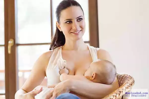 Is She Crazy? See What This Woman Always Do When Breastfeeding Her Baby
